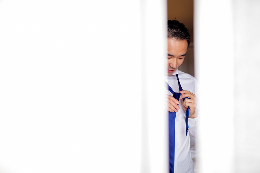 Groom tying tie :: Hawaii Wedding Photography