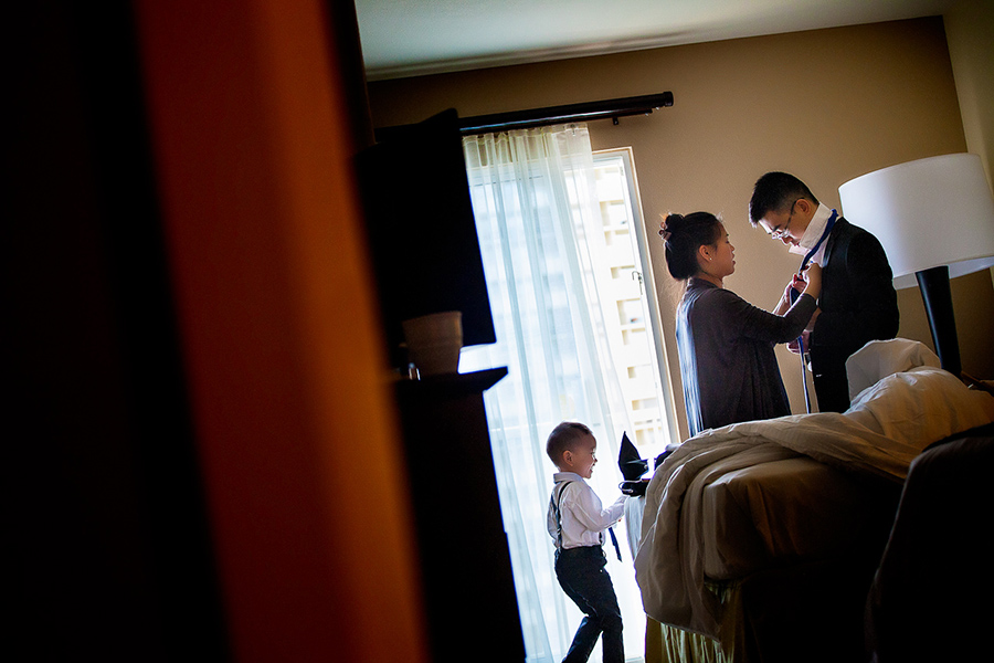 Groom getting ready :: Hawaii Wedding Photography