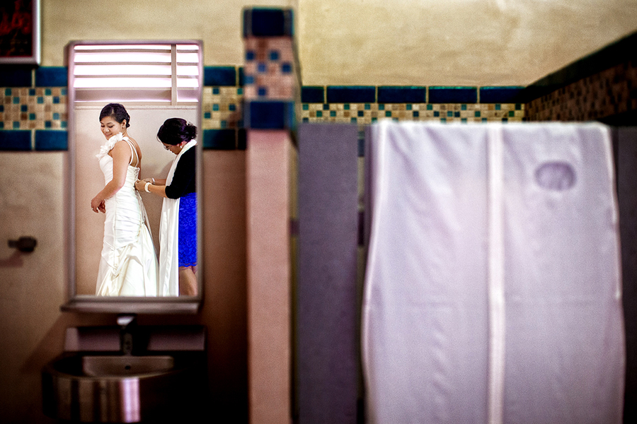Bride getting ready :: Hawaii Wedding Photography