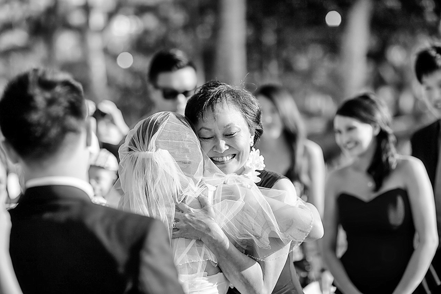 Bride hugging mum :: Hawaii Wedding Photography