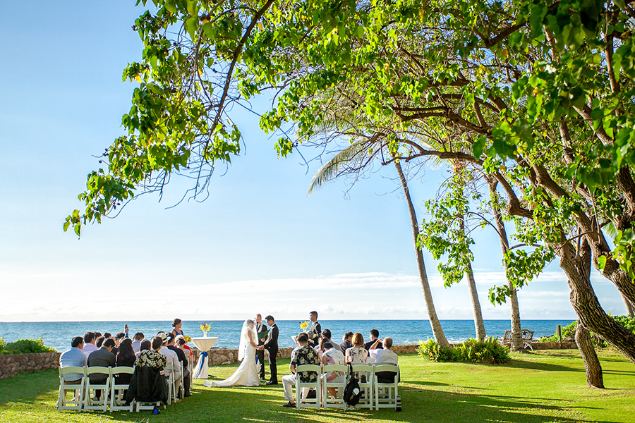 Wedding overlooking the ocean :: Hawaii Wedding Photography
