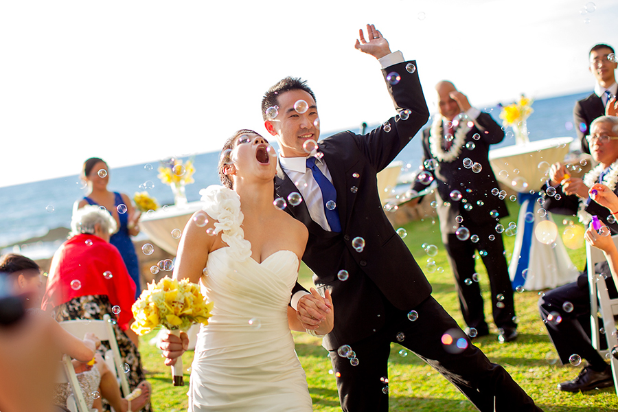 Celebration bubbles :: Hawaii Wedding Photography