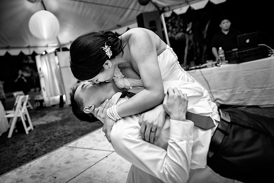 Serious kiss :: Hawaii Wedding Photography