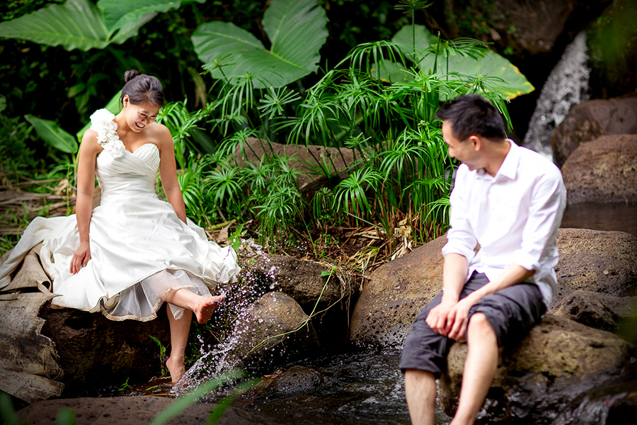 Dipping toes into the water :: Hawaii Wedding Photography