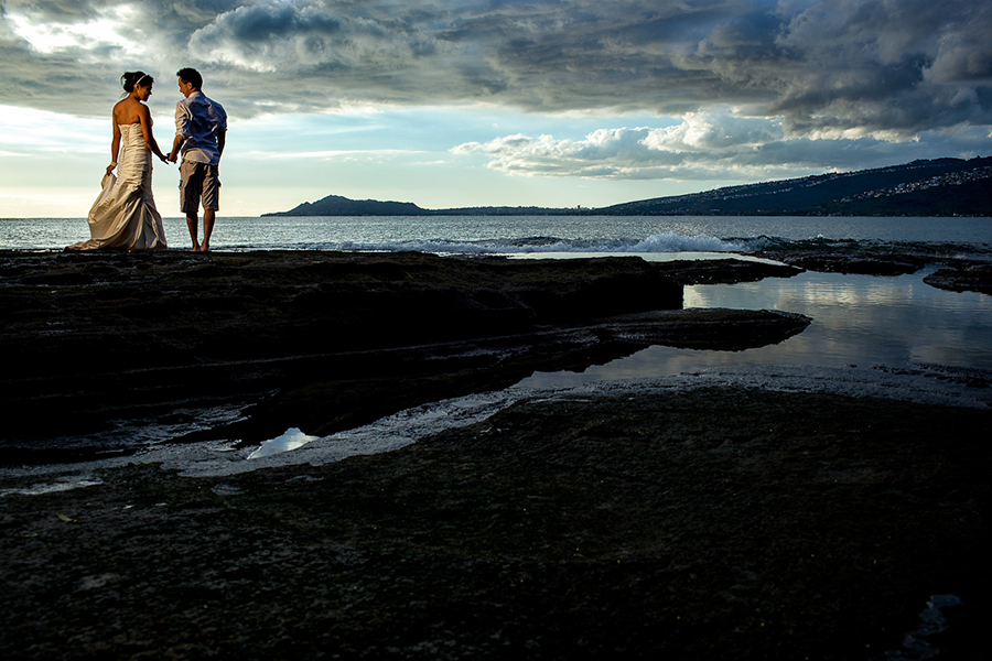 Walking along the beach at dusk :: Hawaii Wedding Photography