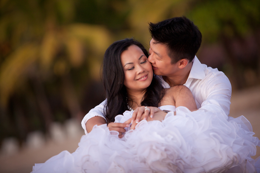 Cuddles on the beach :: Destination Wedding Photography