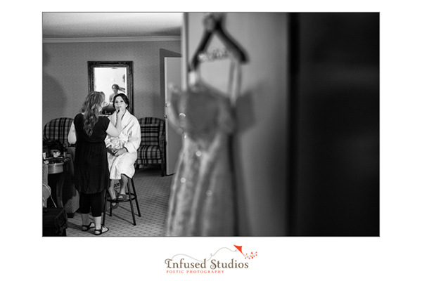 Edmonton Wedding Photographers :: Bride getting ready