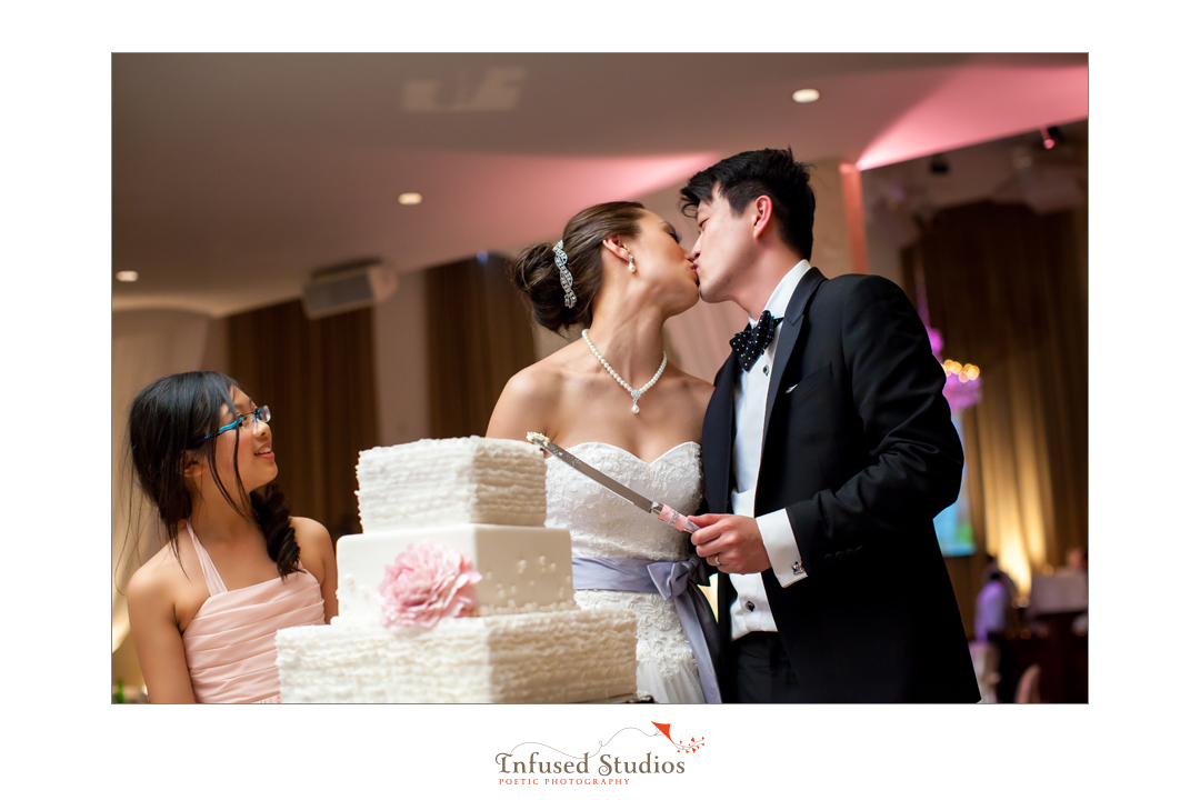 Edmonton wedding photography :: cutting the cake