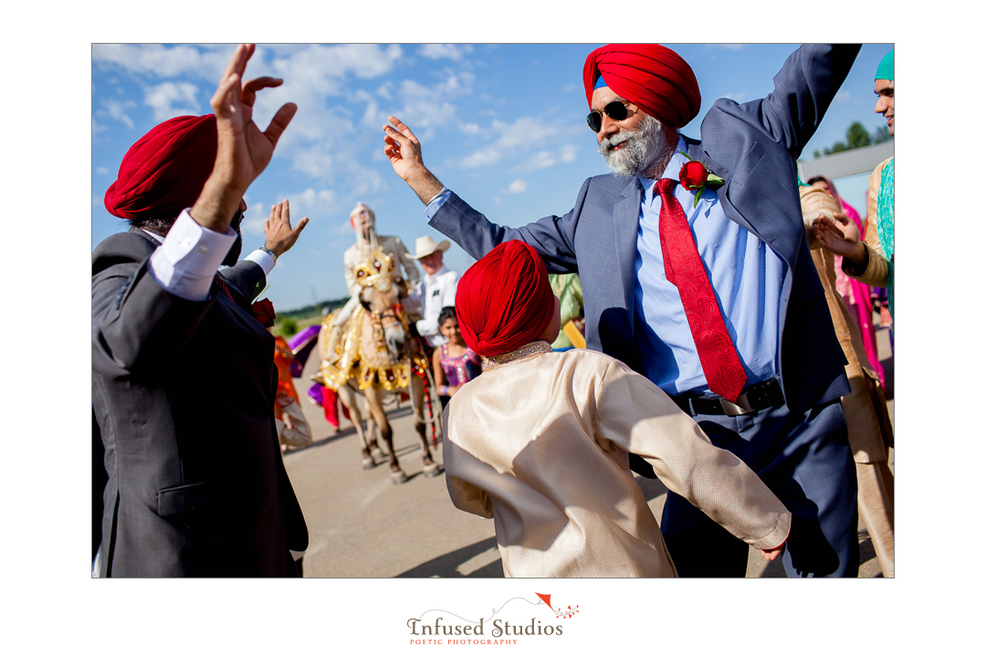Edmonton wedding photographers :: groom arriving on horse