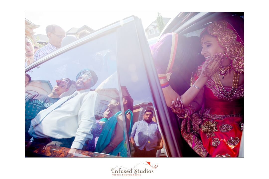 Edmonton wedding photographers :: bride being greeted in car